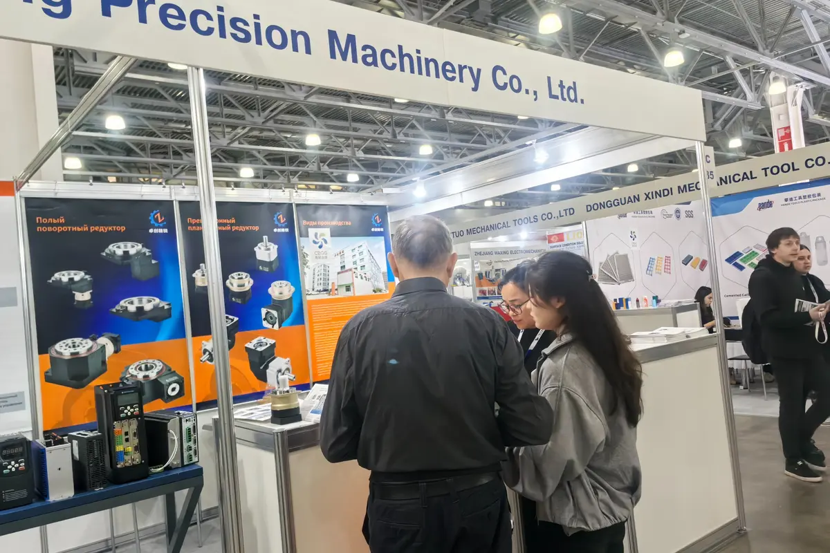 Visitors at the Zhuochuang Booth 8C135 during Metalloobrabotka 2026 in Moscow
