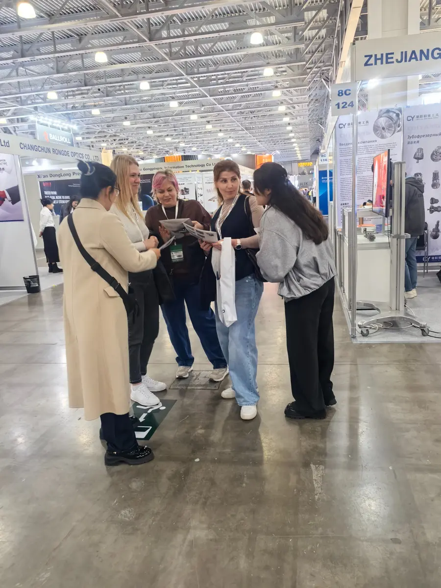 International visitors exchanging ideas with Zhuochuang at Metalloobrabotka 2026