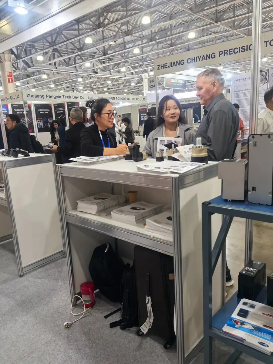 Zhuochuang team meeting a Russian customer at Metalloobrabotka 2026 Moscow
