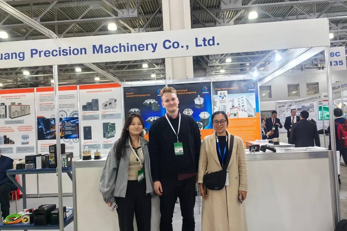 Zhuochuang representatives with an international visitor at Metalloobrabotka 2026